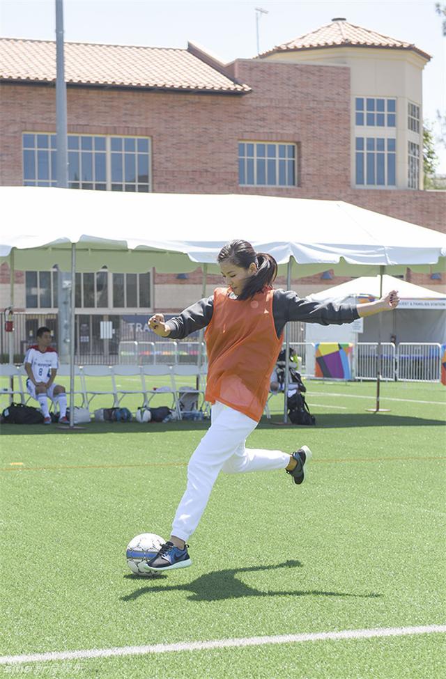 半岛体育在线官网-足球比赛中女性运动员的华丽脚法令人惊叹